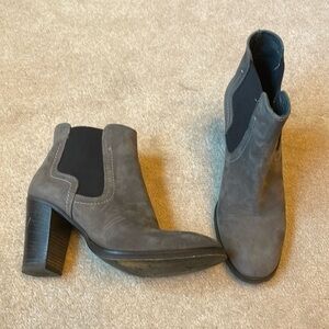 🦤 Barney’s New York gray new book Chelsea style heel booties: